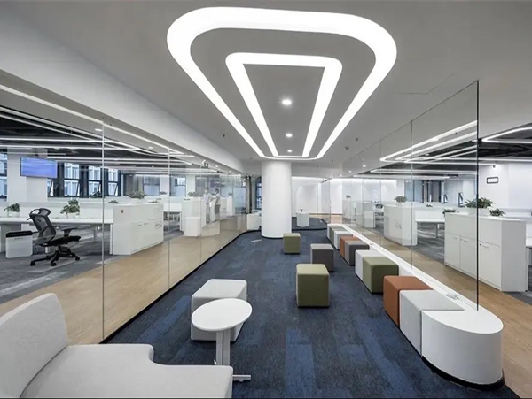 色彩不仅是视觉盛宴，更是情感与灵魂的共鸣